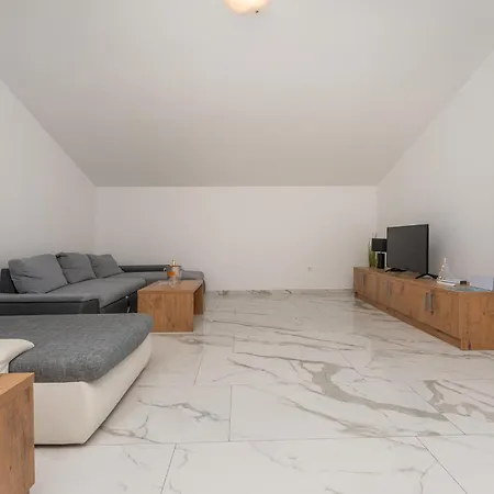 2 Bedroom Stunning In *