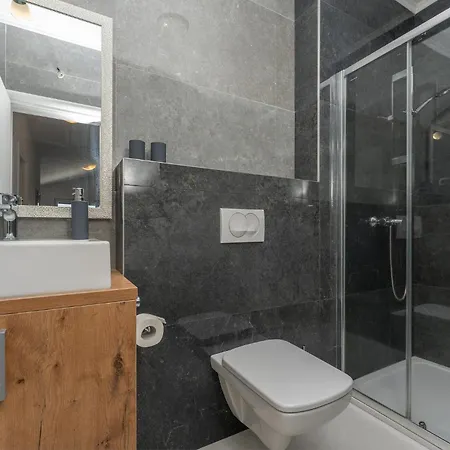 2 Bedroom Stunning In *